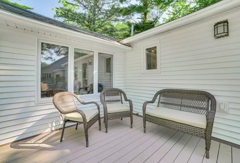 Cadillac Cottage W/ Grill: Walk To Lake Cadillac!