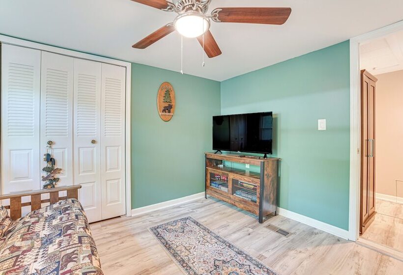 Cadillac Cottage W/ Grill: Walk To Lake Cadillac!