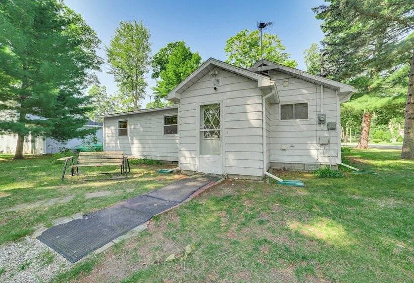 Cadillac Cottage W/ Grill: Walk To Lake Cadillac!