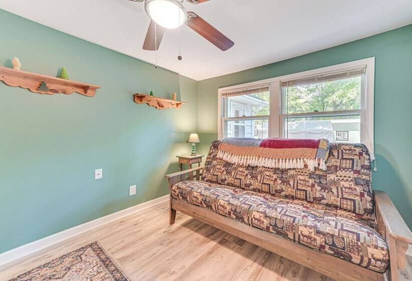 Cadillac Cottage W/ Grill: Walk To Lake Cadillac!