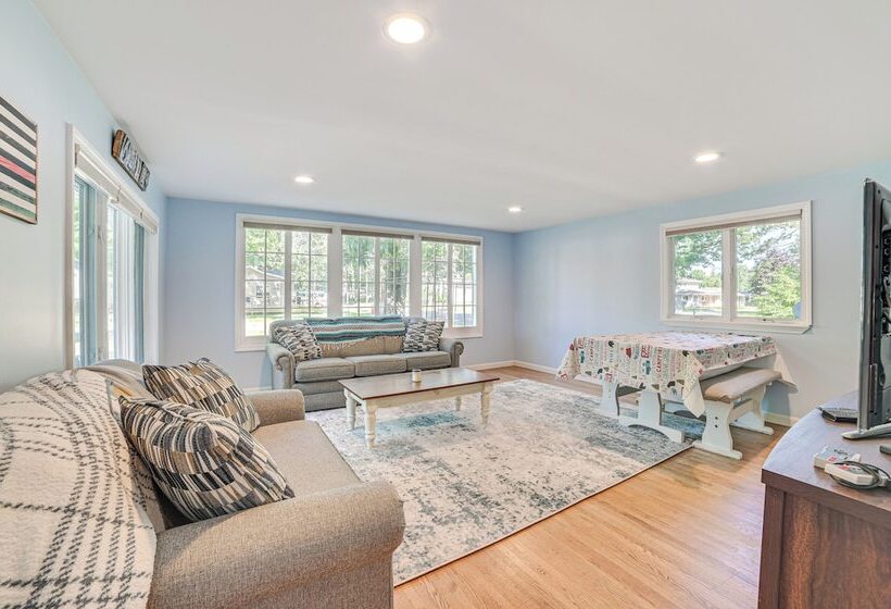 Cadillac Cottage W/ Grill: Walk To Lake Cadillac!