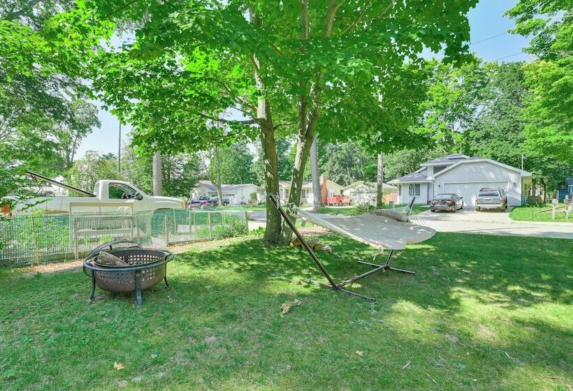 Cadillac Cottage W/ Grill: Walk To Lake Cadillac!