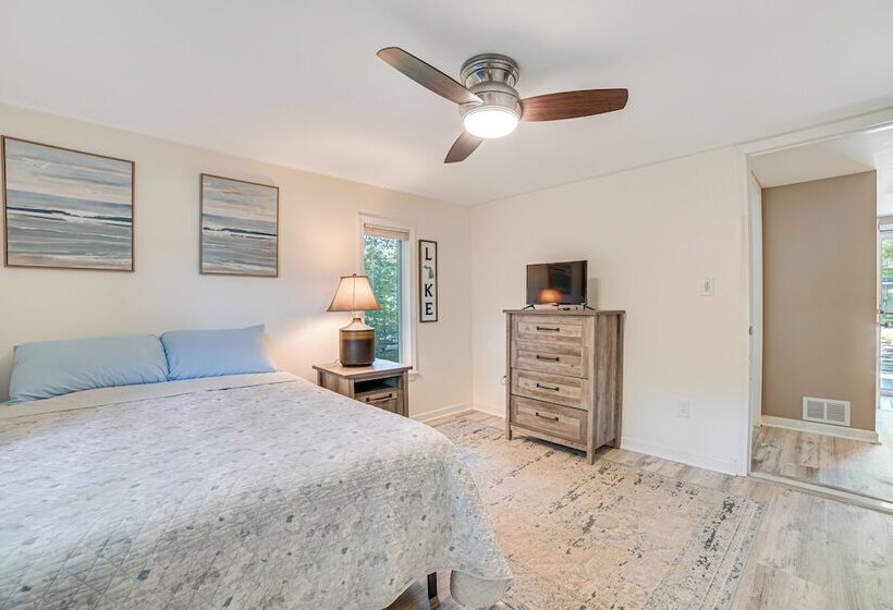 Cadillac Cottage W/ Grill: Walk To Lake Cadillac!