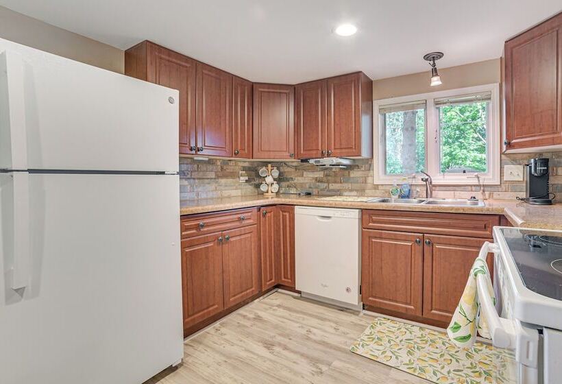 Cadillac Cottage W/ Grill: Walk To Lake Cadillac!