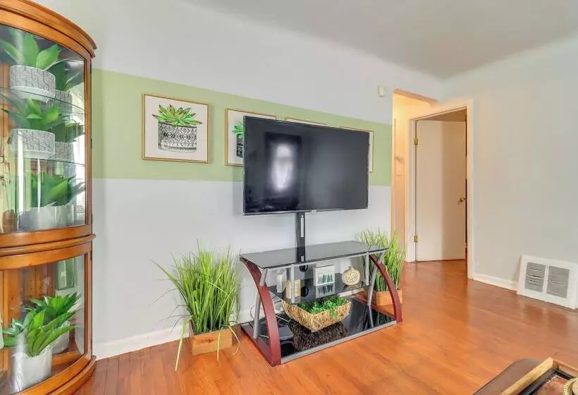 Charming & Pet Friendly Home In Detroit W/ Yard!