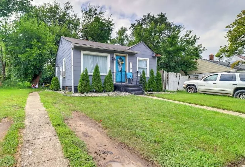 Charming & Pet Friendly Home In Detroit W/ Yard!