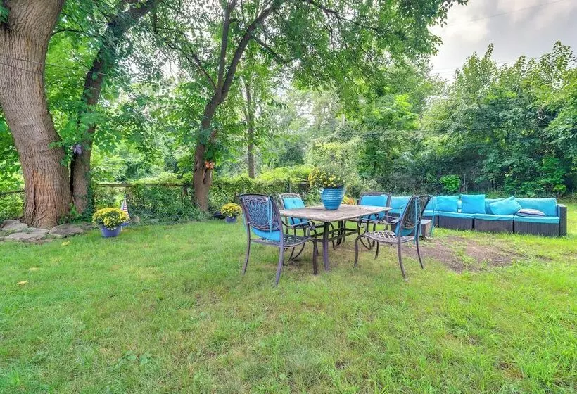 Charming & Pet Friendly Home In Detroit W/ Yard!