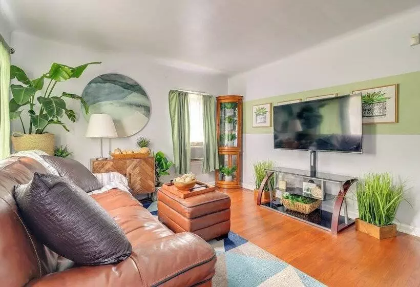 Charming & Pet Friendly Home In Detroit W/ Yard!