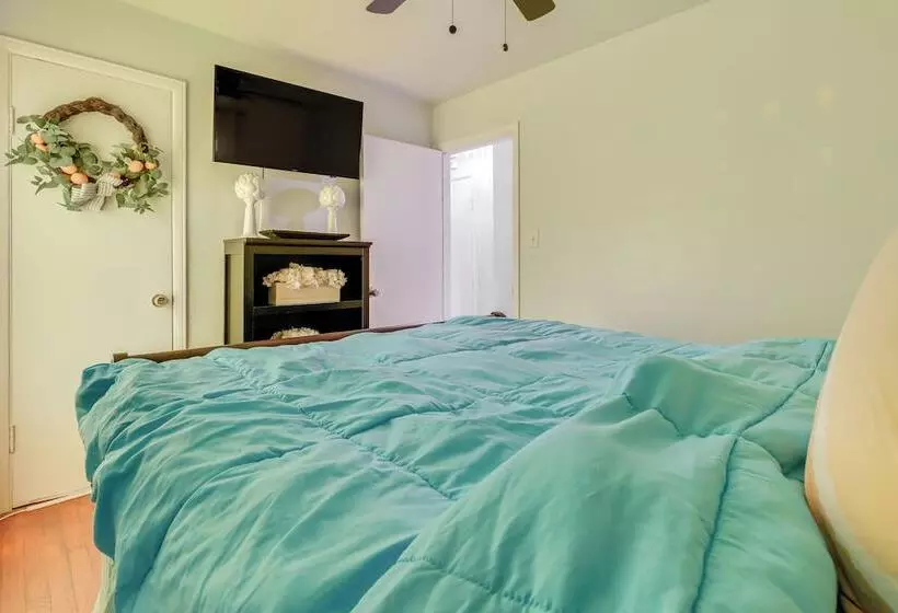 Charming & Pet Friendly Home In Detroit W/ Yard!
