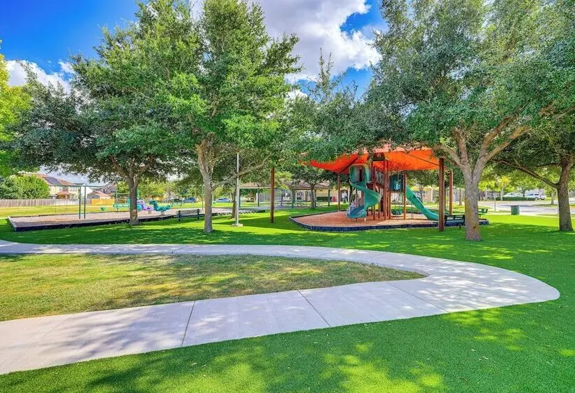 Colorful Kyle Home W/ Pool Access: Pets Welcome!