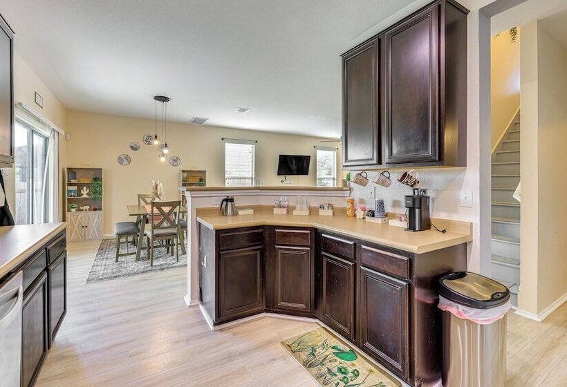 Colorful Kyle Home W/ Pool Access: Pets Welcome!