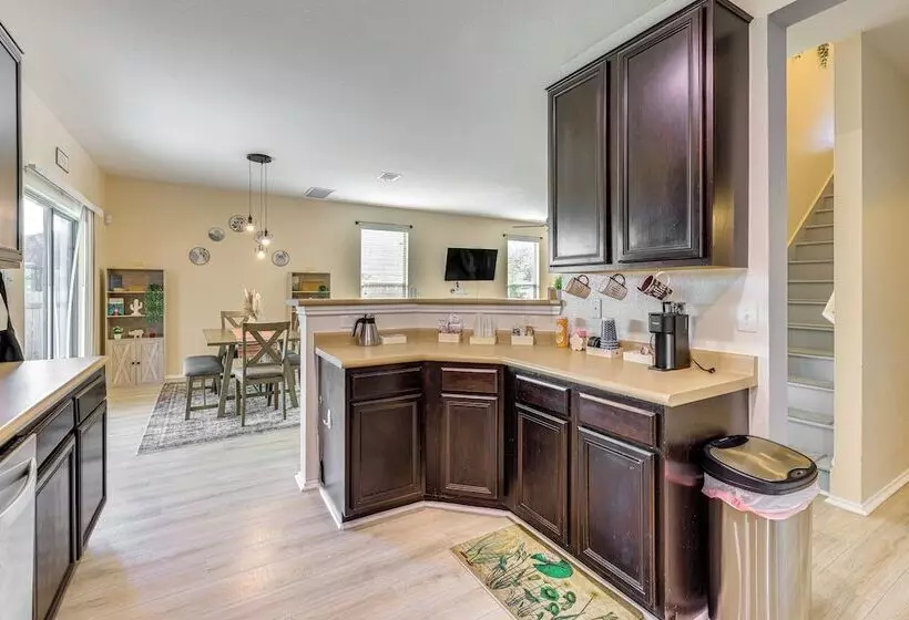 Colorful Kyle Home W/ Pool Access: Pets Welcome!