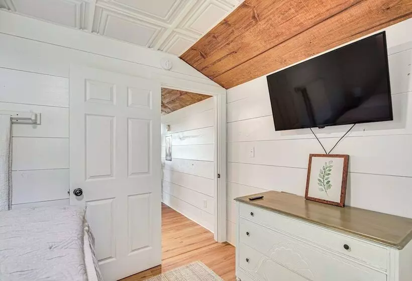 Isle La Motte Cabin ~ 3 Mi To Lake Champlain!