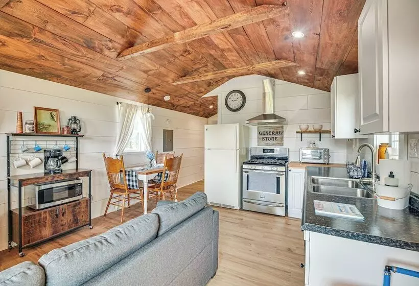 Isle La Motte Cabin ~ 3 Mi To Lake Champlain!