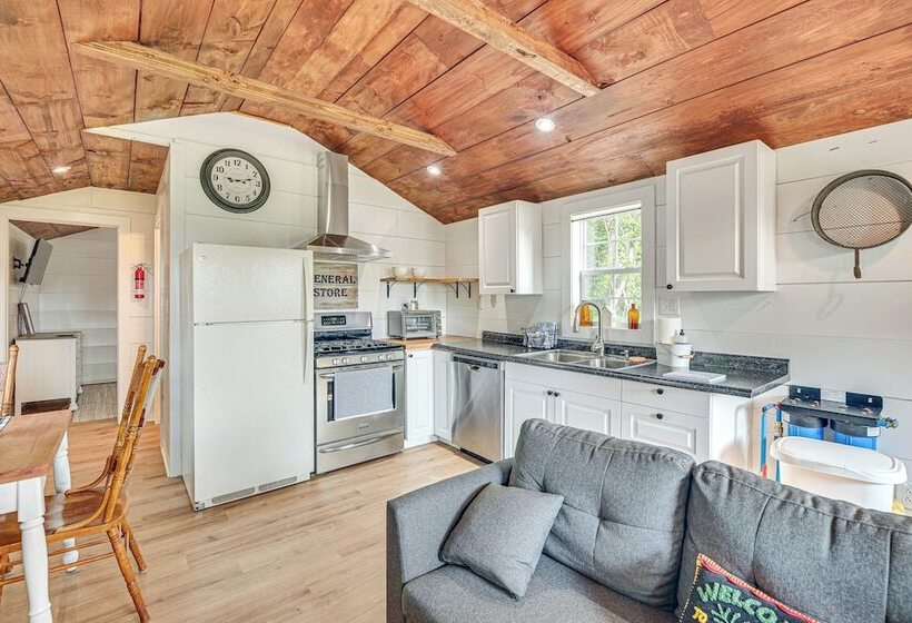 Isle La Motte Cabin ~ 3 Mi To Lake Champlain!