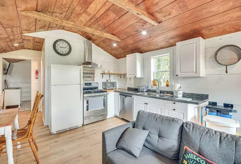 Isle La Motte Cabin ~ 3 Mi To Lake Champlain!