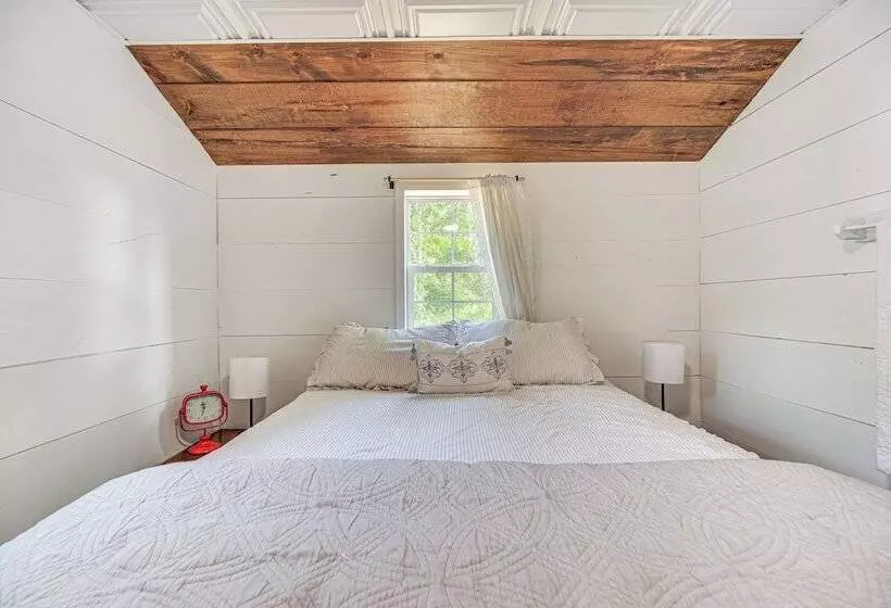 Isle La Motte Cabin ~ 3 Mi To Lake Champlain!