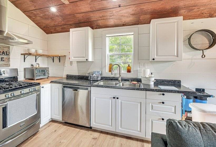 Isle La Motte Cabin ~ 3 Mi To Lake Champlain!