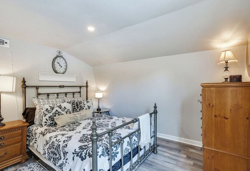 Pet Friendly Granbury Home W/ Yard, Near Downtown!