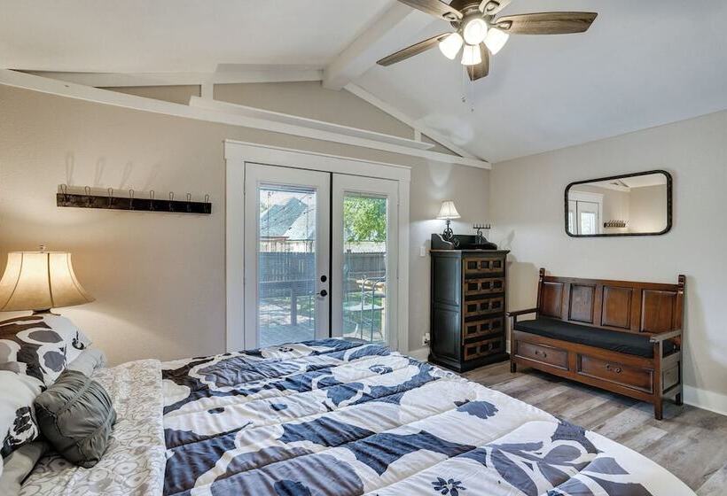 Pet Friendly Granbury Home W/ Yard, Near Downtown!