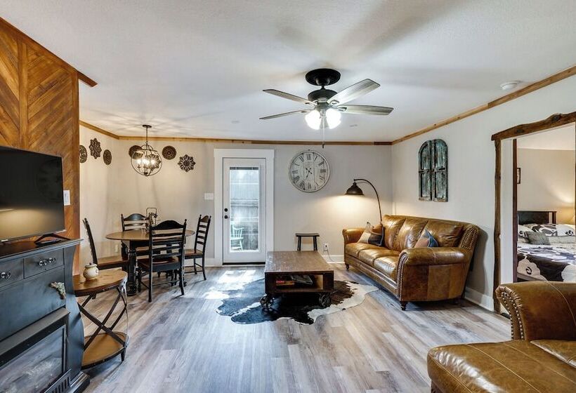 Pet Friendly Granbury Home W/ Yard, Near Downtown!