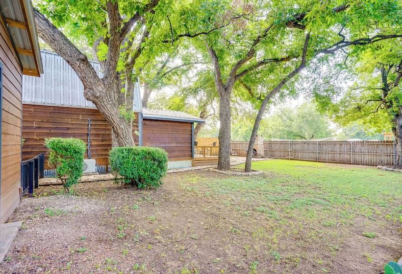 Pet Friendly Granbury Home W/ Yard, Near Downtown!