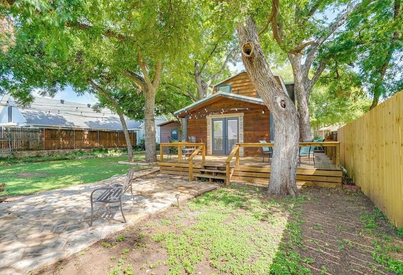Pet Friendly Granbury Home W/ Yard, Near Downtown!