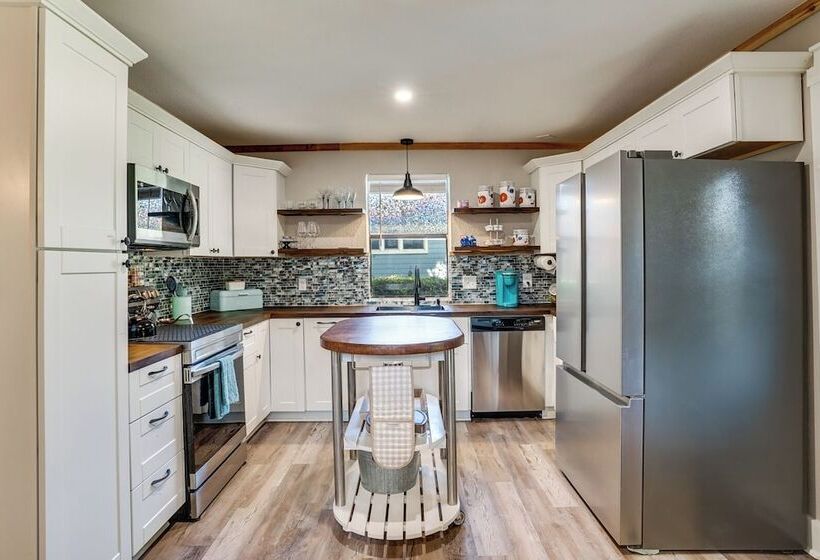 Pet Friendly Granbury Home W/ Yard, Near Downtown!