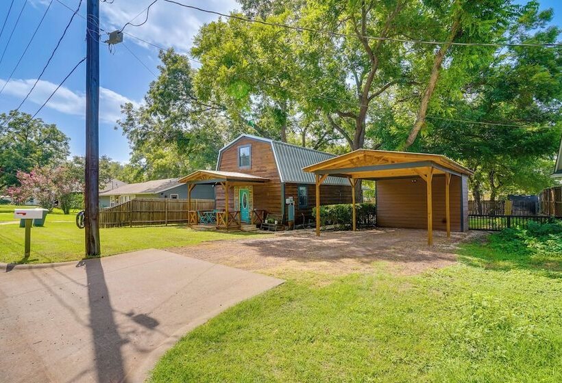 Pet Friendly Granbury Home W/ Yard, Near Downtown!