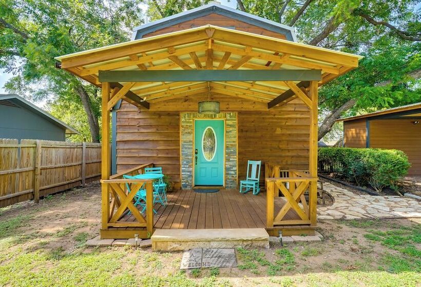 Pet Friendly Granbury Home W/ Yard, Near Downtown!