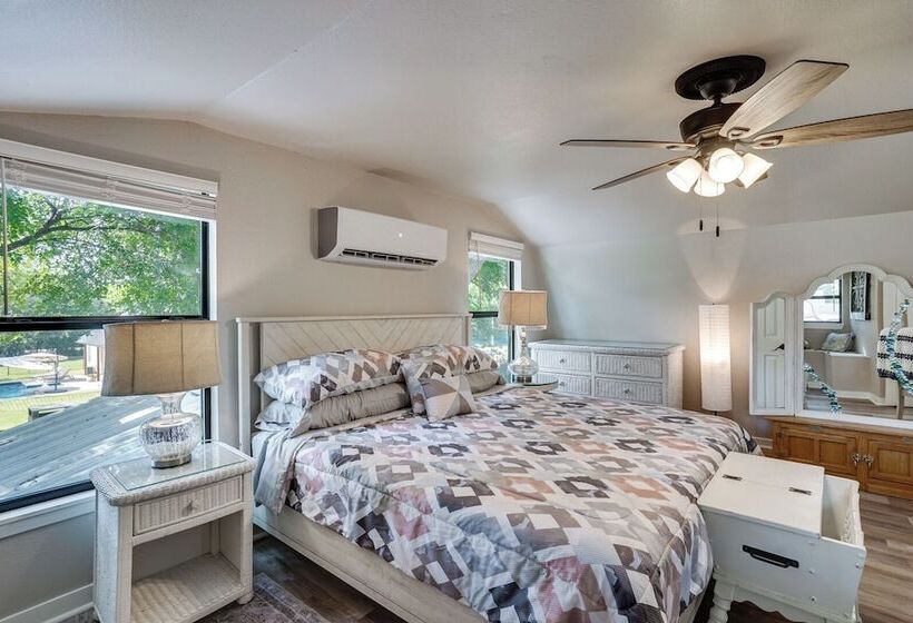 Pet Friendly Granbury Home W/ Yard, Near Downtown!