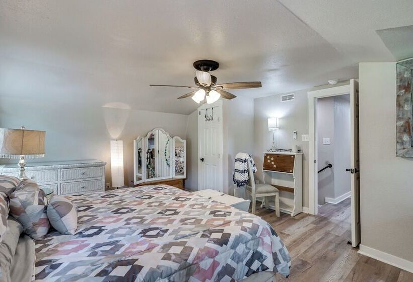 Pet Friendly Granbury Home W/ Yard, Near Downtown!