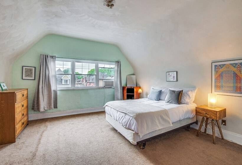 Walk To Highland Park: Artsy Pittsburgh Retreat!