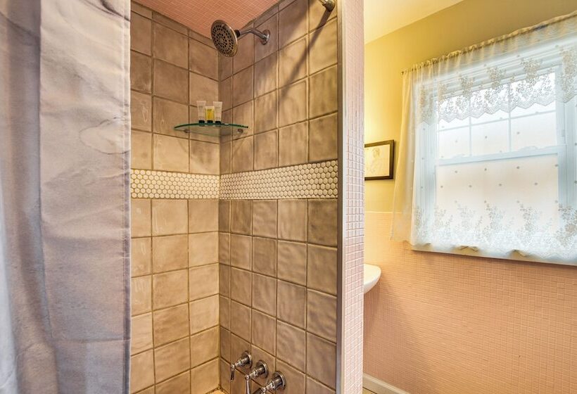 Walk To Highland Park: Artsy Pittsburgh Retreat!