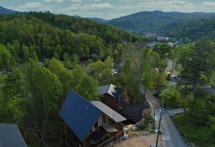 Birch Lodge By Avantstay Indoor Pool, Theater, Game Room & Stunning Views!