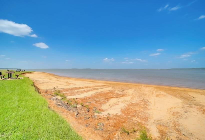 Eufaula Vacation Rental: Walk To Lakeside Beaches!