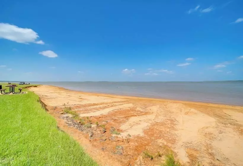 Eufaula Vacation Rental: Walk To Lakeside Beaches!