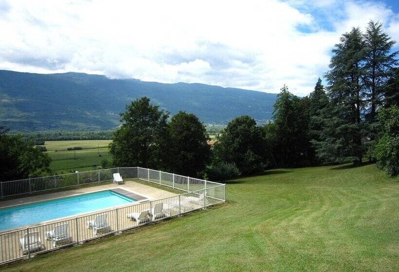 Отель Renovated Castle Apartment With Swimming Pool