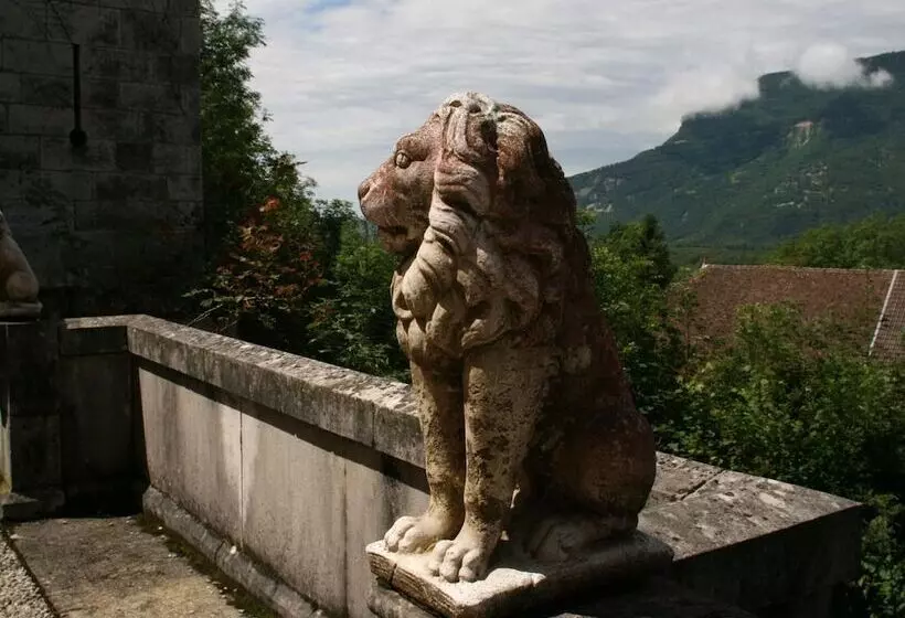 ホテル Renovated Castle Apartment With Swimming Pool