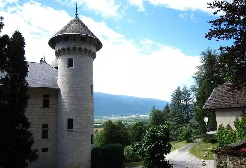 ホテル Renovated Castle Apartment With Swimming Pool