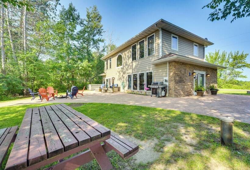 Lakefront Holcombe Getaway: Hot Tub, 2 Docks!