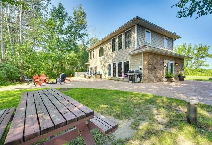 Lakefront Holcombe Getaway: Hot Tub, 2 Docks!