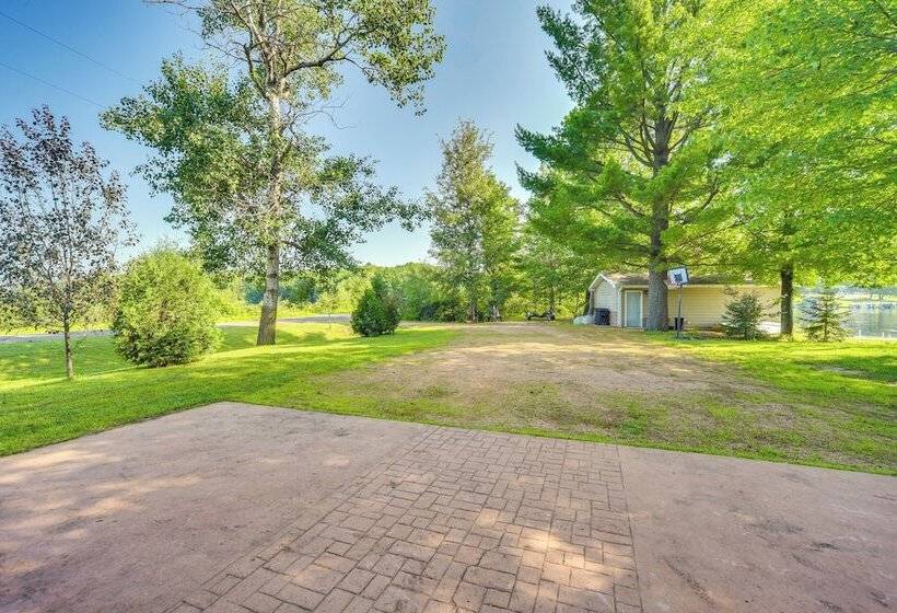 Lakefront Holcombe Getaway: Hot Tub, 2 Docks!