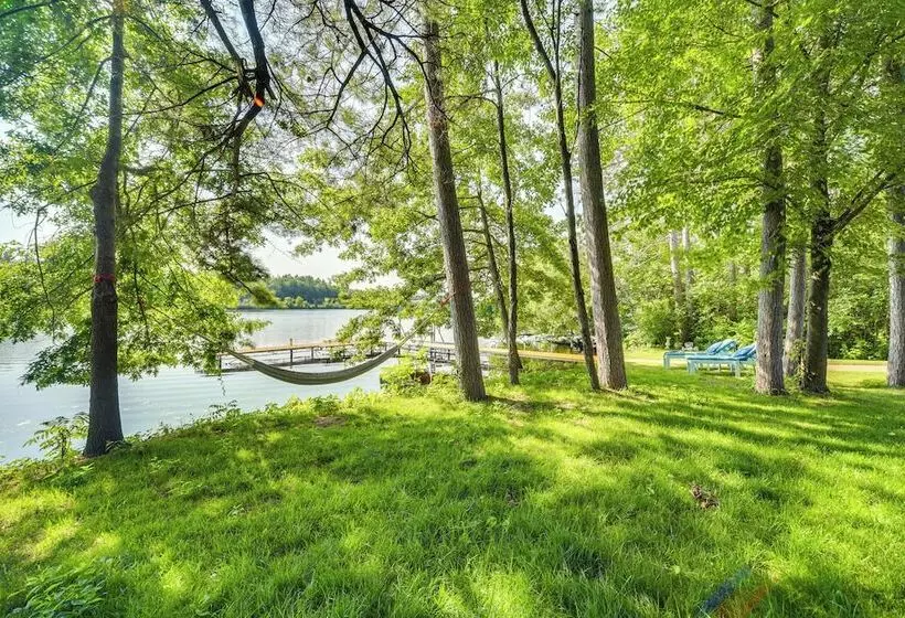 Lakefront Holcombe Getaway: Hot Tub, 2 Docks!