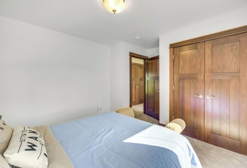 Lakefront Holcombe Getaway: Hot Tub, 2 Docks!