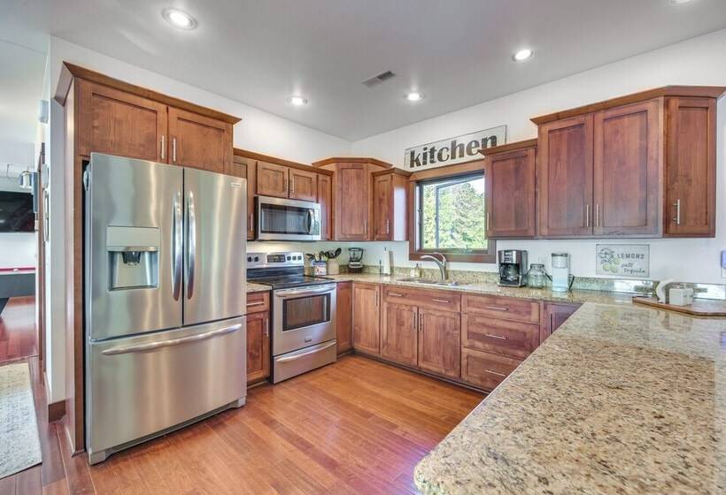 Lakefront Holcombe Getaway: Hot Tub, 2 Docks!