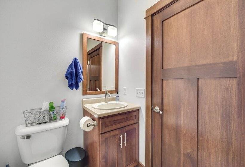 Lakefront Holcombe Getaway: Hot Tub, 2 Docks!