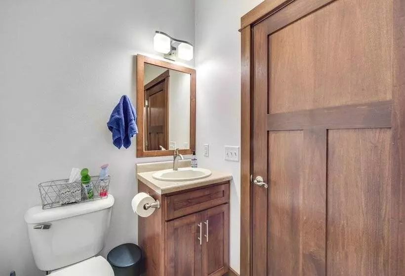 Lakefront Holcombe Getaway: Hot Tub, 2 Docks!