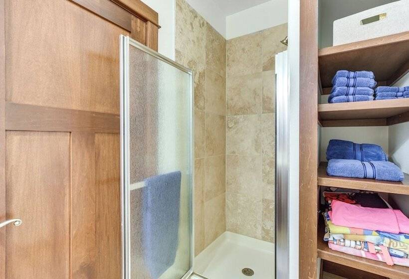 Lakefront Holcombe Getaway: Hot Tub, 2 Docks!