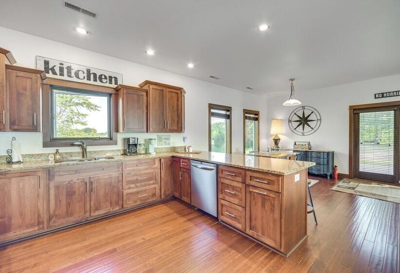 Lakefront Holcombe Getaway: Hot Tub, 2 Docks!